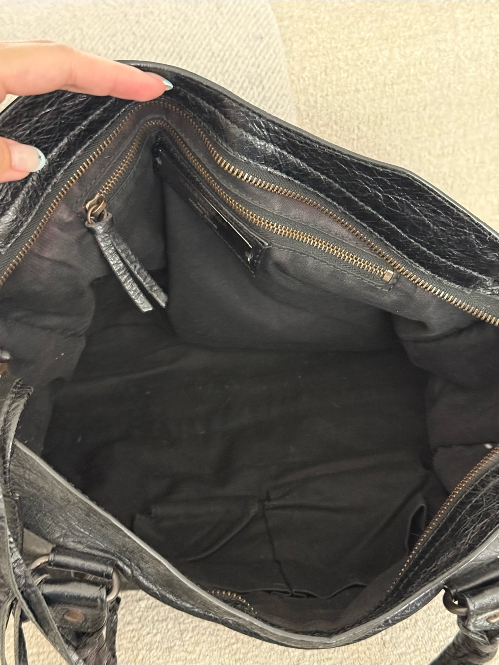 Balenciaga LE CITY BAG MEDIUM IN BLACK - Picture 5 of 10